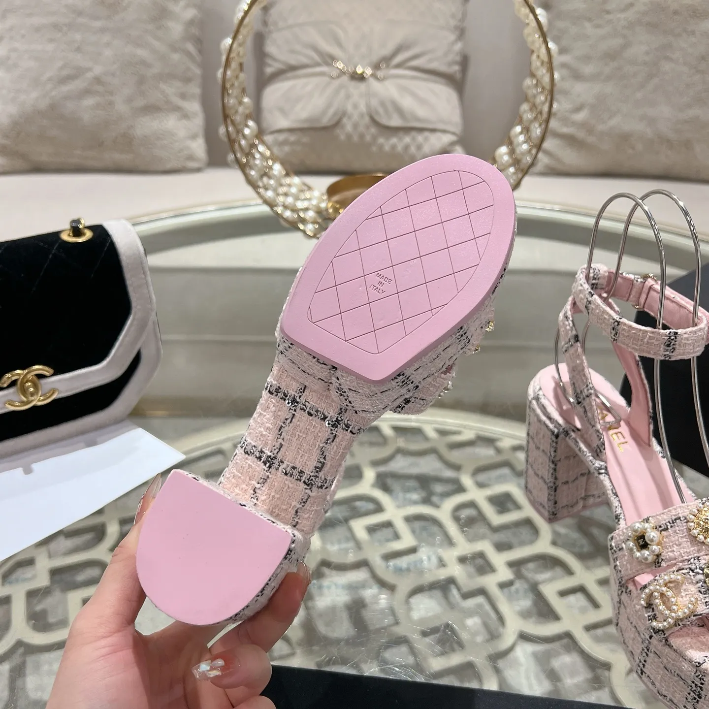 👟👟Ex-factory price 580👟👟 𝐂𝐇𝐀𝐍𝐄𝐋 | Xiaoxiang 25𝐬𝐬Spring and summer new products Counter classic catwalk models New series of high-heeled and waterproof platform sandals〰 A must-have in the fashion circle, the combination will interpret the meticulous, minimalist and classic elements that will never fade away It shows a unique dressing style that is too beautiful to say. A must-have for summer... Upper: Highly customized original specific fabrics. Lining: imported sheepskin lining. Outsole: original molded non-slip outsole. Heel height: 12cm. Waterproof platform: 2.5cm. Size: 35-39 (40.41.42 customization is not returnable)
